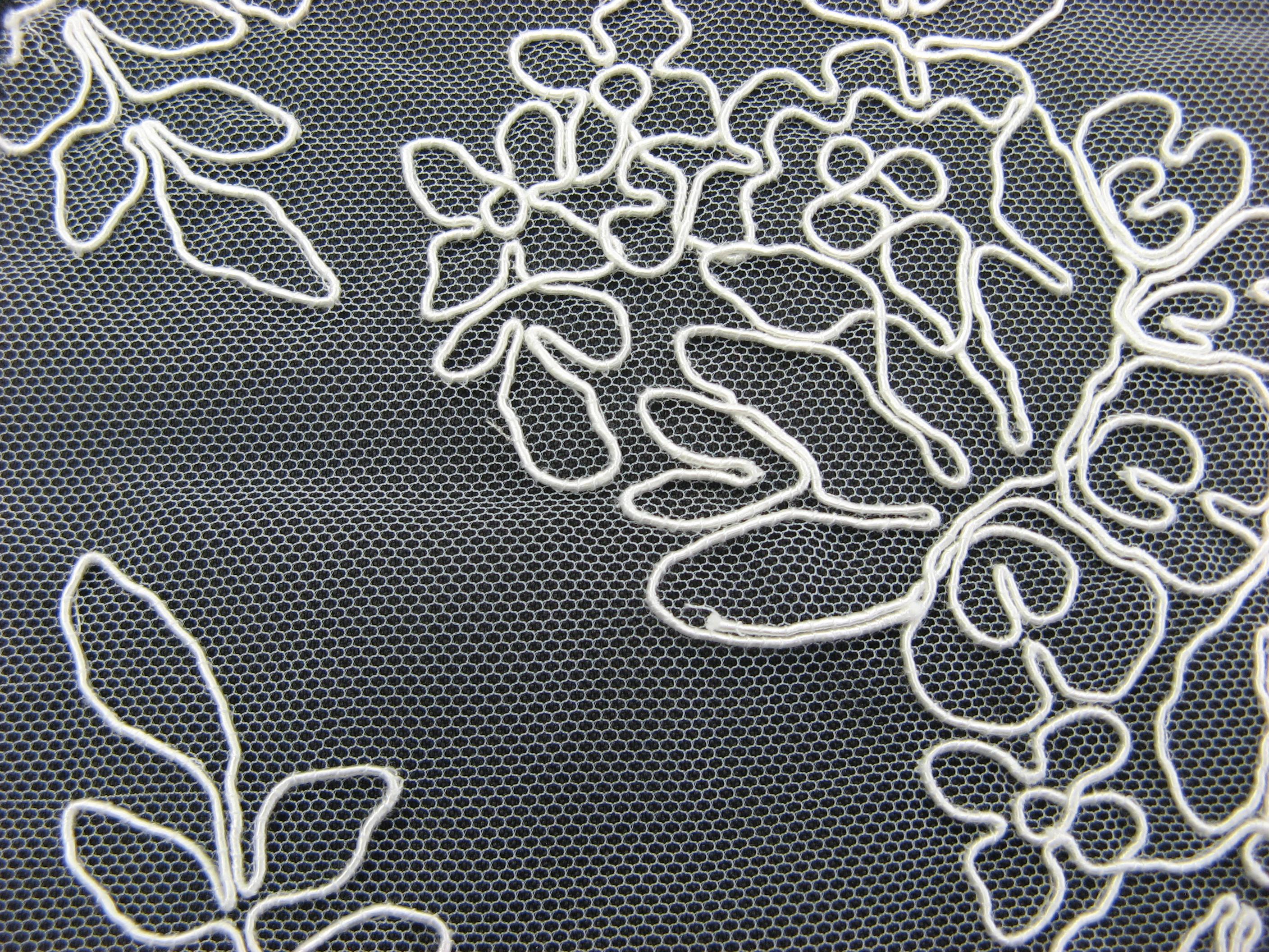 Brautspitze  in den  Farben   creme  und  schwarz   feine Stickerei  auf  Tüll
